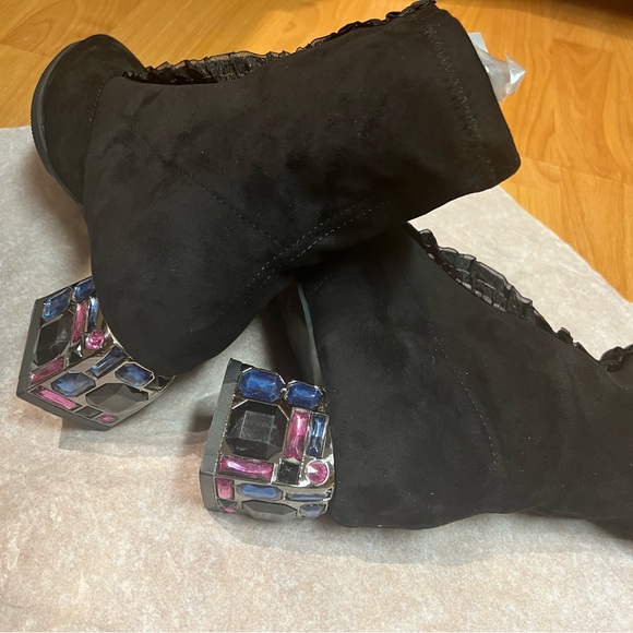 NWOT - Rhinestone Décor Faux Suede Ankle Boots (Size 7.5)) - Picture 8 of 11
